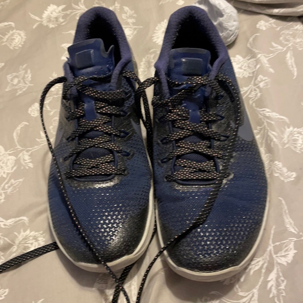 Nike metcons navy blue with som sparkle. Size 9 1/2.